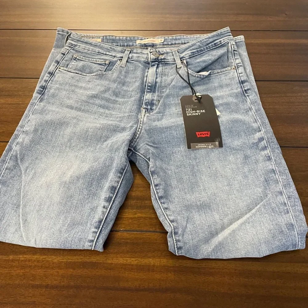 NWT Levis 21 High Rise Skinny Women's Jeans in Soho Way - Light Wash new